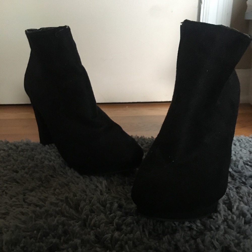 Black ankle high heel boots🐾🎱💣🖤🖤